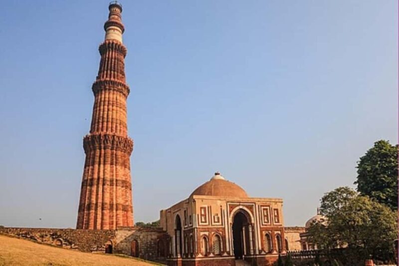 Delhi One-Day Sightseeing Tour: Forts, Temples & Bazaars - Key Points