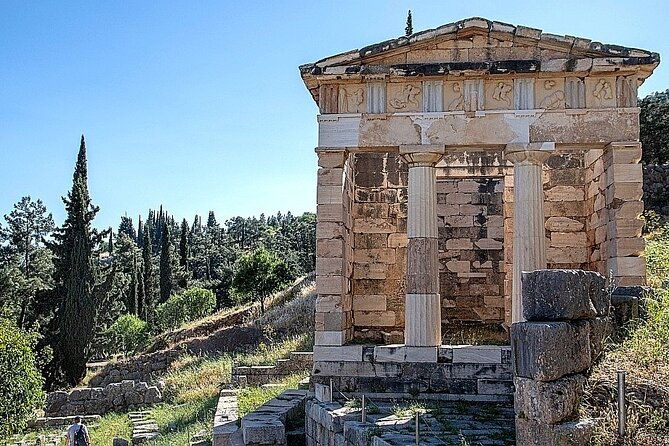 delphi-arachova-monast-hosios-loukas-from-athens-private-tour