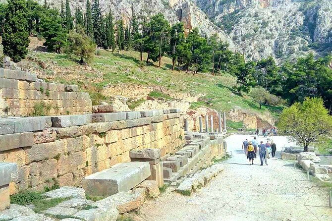 delphi-arachova-monast-hosios-loukas-from-athens-private-tour