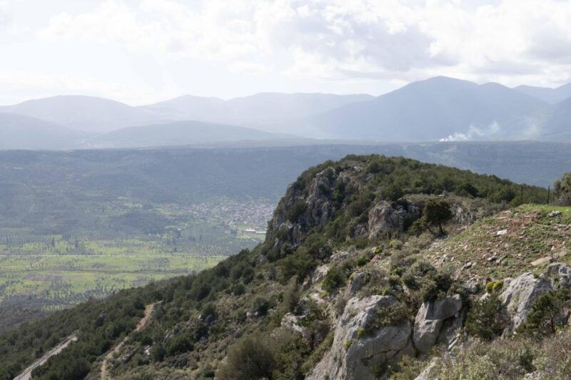 delphi-easy-hike-from-the-monastery-to-the-mycenaean-tomb
