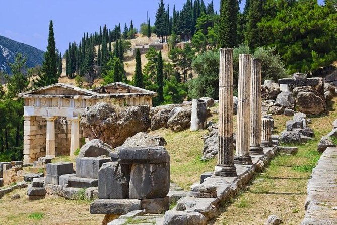 delphi-full-tour-hosios-loukas-monastery-and-arachova-village-private-tour