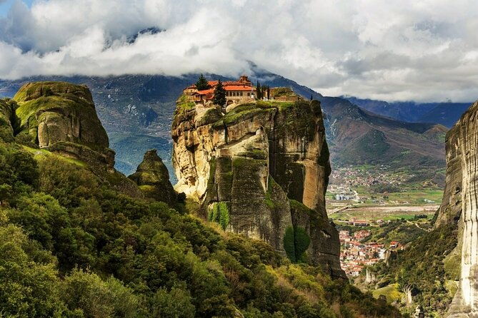 delphi-meteora-and-thermopylae-2-day-private-tour-from-athens