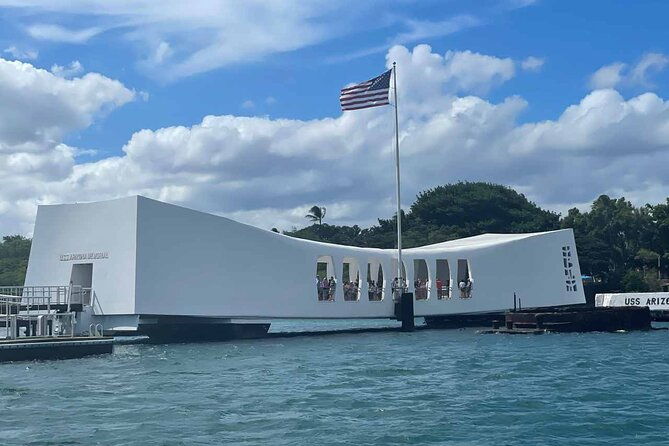 deluxe-arizona-memorial-and-pearl-harbor-aviation-museum-tour-2