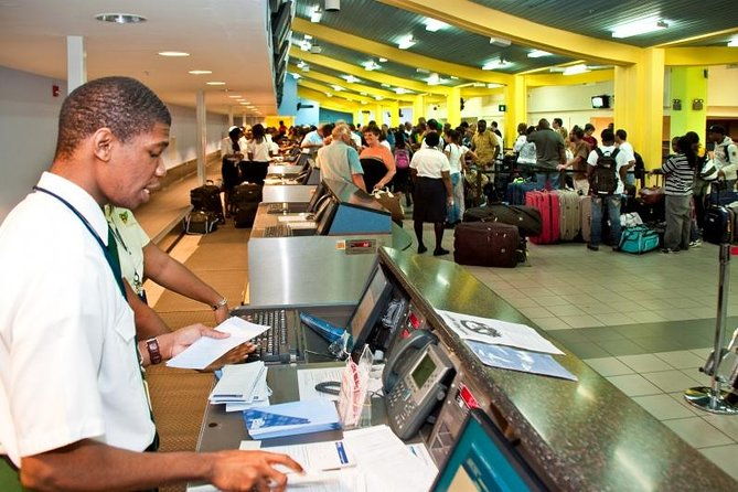 departure-shuttle-to-airport-club-mobay-fast-track-vip-lounge-combo