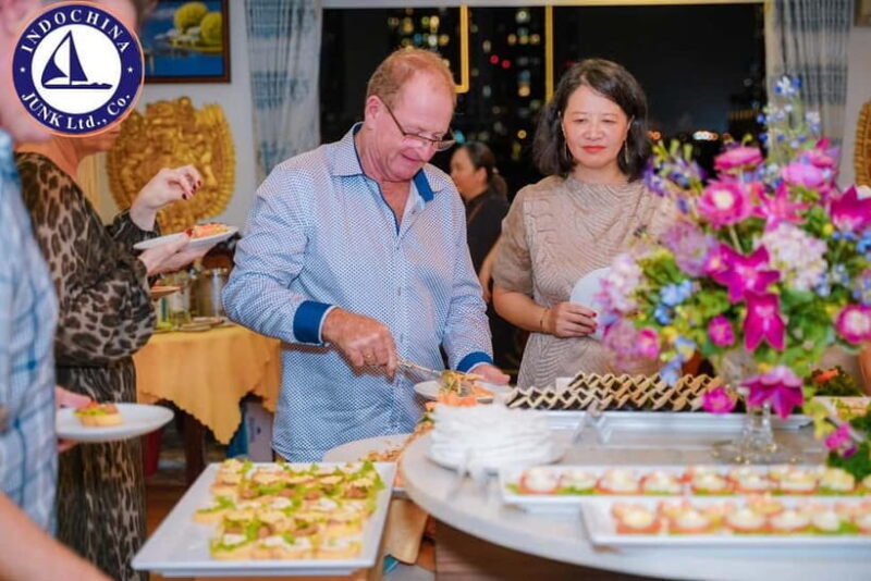 Dinner on Cruise with Buffet/Set menu with live music - A Closer Look at the Experience