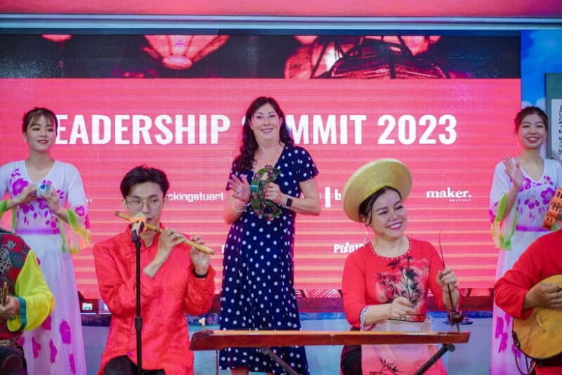 Dinner on Cruise with Buffet/Set menu with live music - The Sum Up