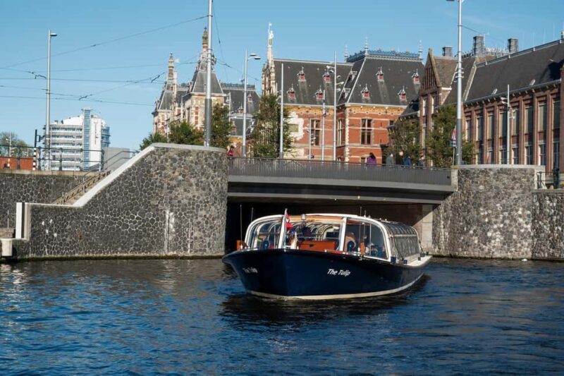 Discover Amsterdam: 75-Minute Luxury Cruise with Commentary - Who Is This Tour Best For?