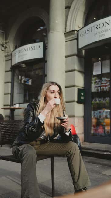 Discover Budapest: Coffee and Photo Guided Tour - Key Points
