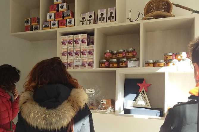 discover-montalcino-through-its-best-productions-brunello-saffron