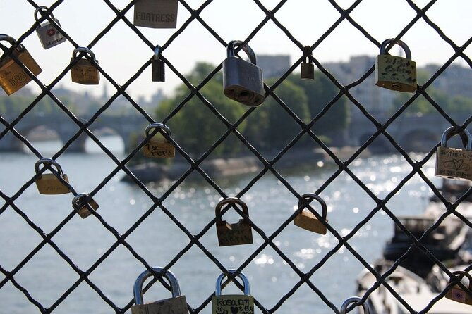 discover-paris-by-night-bohemian-walking-tour