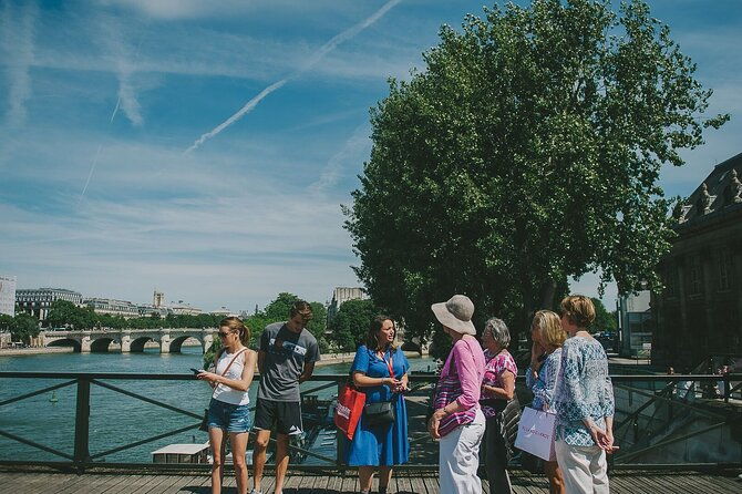 discover-paris-by-night-bohemian-walking-tour