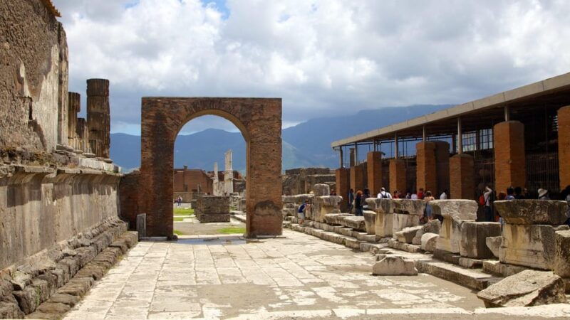 discover-pompeii-vesuvius-ruins-history-volcanic-views