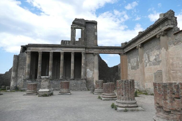 discover-pompeii-vesuvius-ruins-history-volcanic-views