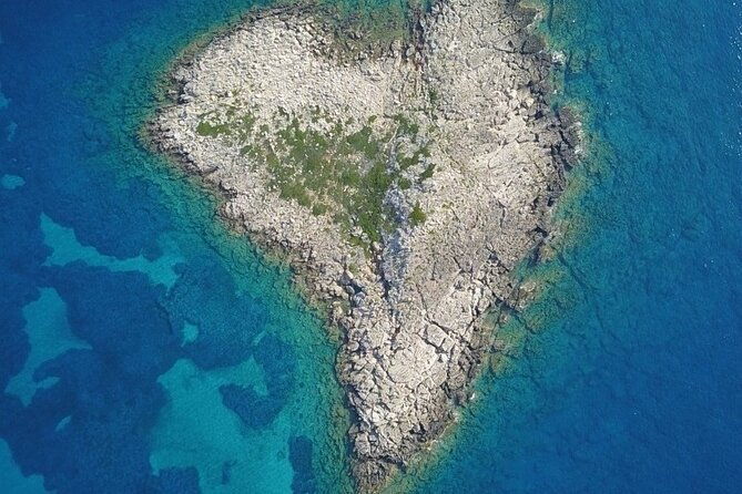 discover-the-beauty-of-the-messinian-inousses-islands-on-a-yacht