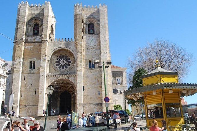 discover-the-charm-of-the-historic-part-of-lisbon-aboard-the-pink-tuk
