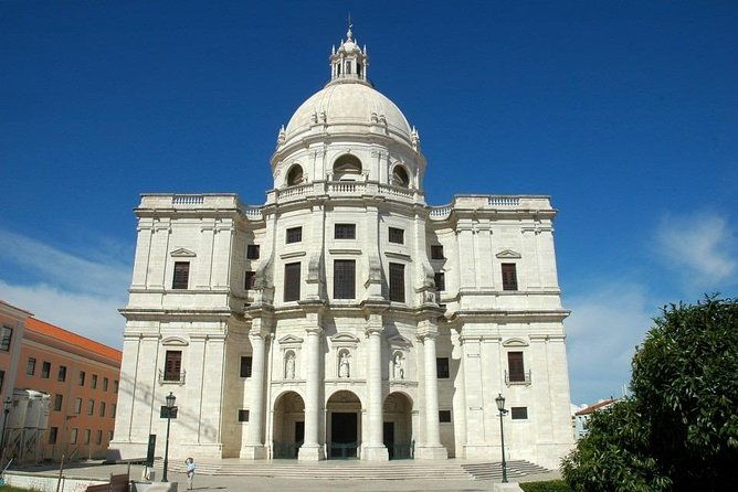 discover-the-charm-of-the-historic-part-of-lisbon-aboard-the-pink-tuk