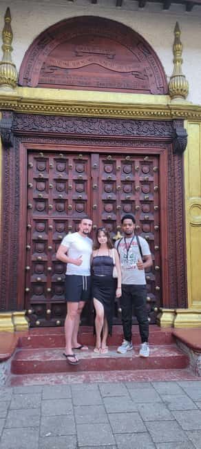 Discover the hidden histories of Stone Town - Markets and Local Crafts: The Spice and Carved Doors