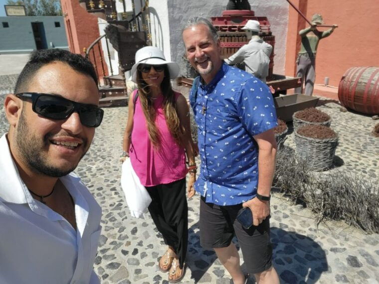 discover-the-island-of-santorini-in-six-hours-with-locals