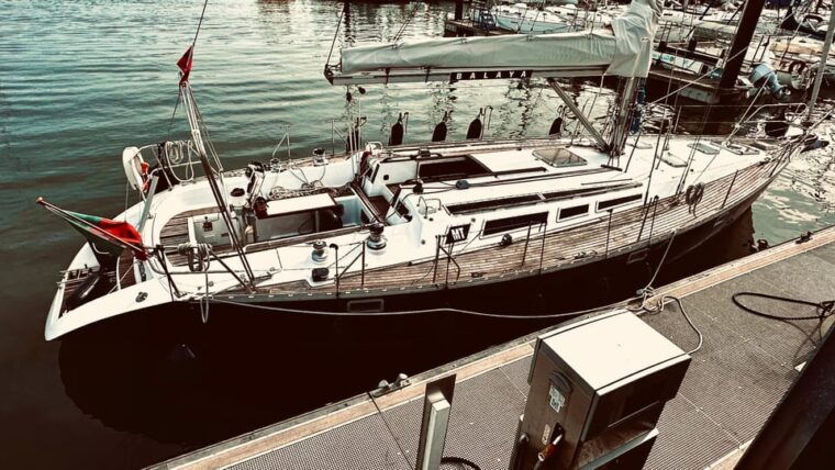 discover-the-lisbon-riviera-2h-sunset-sailboat-wine-cruise