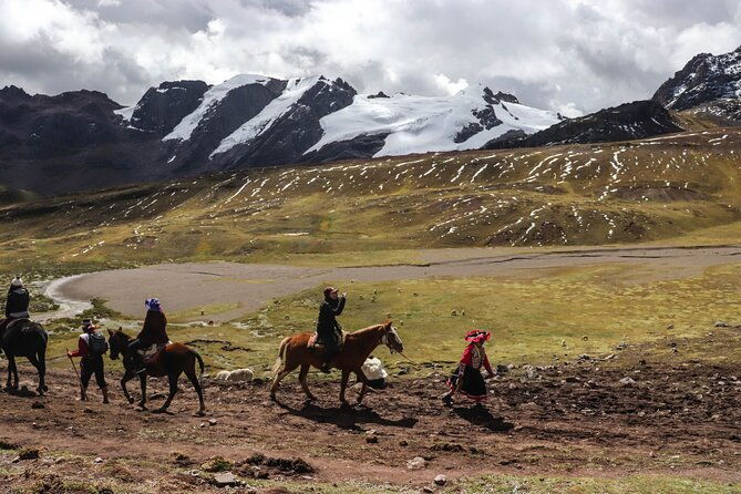 discover-the-rainbow-mountain-on-horseback-meals-private