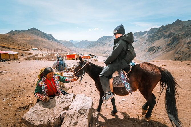 discover-the-rainbow-mountain-on-horseback-meals-private