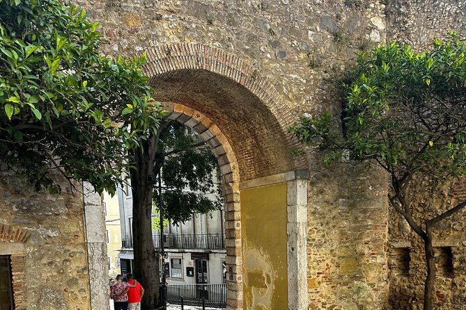 discover-tuk-tuk-old-lisbon-2