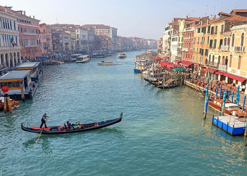 discover-venice-morning-walking-tour-gondola
