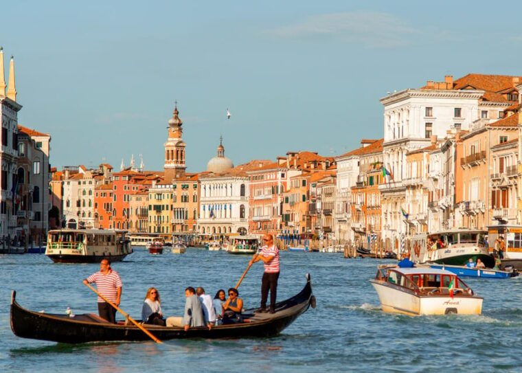 discover-venice-morning-walking-tour-gondola