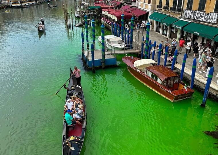discover-venice-morning-walking-tour-gondola