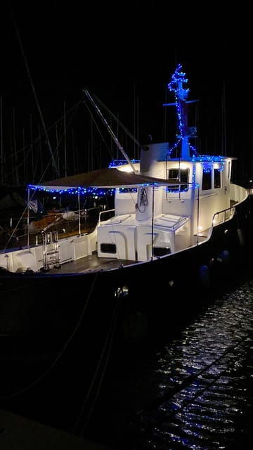 discovering-romes-sunset-on-a-historic-boat