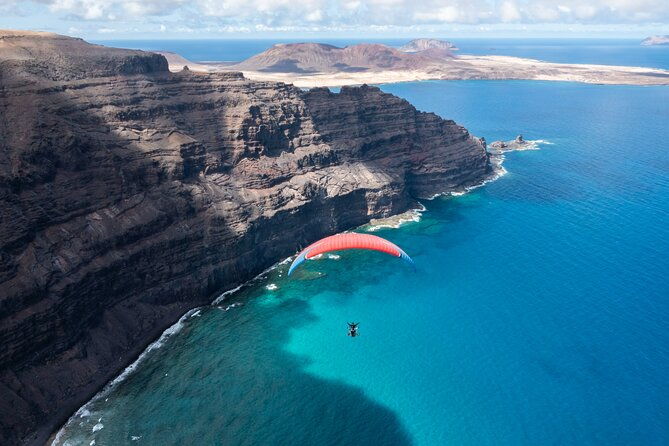 discovery-flight-tandem-paragliding-lanzarote-with-pro-pilot