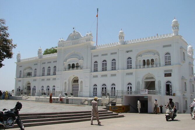Divine Journey: Amritsar to Anandpur Sahib Gurudwara Excursion - Lunch Break: Tasting Local Flavors