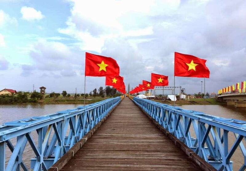 dmz-tour-vinh-moc-tunnel-and-khe-sanh-base-from-hue