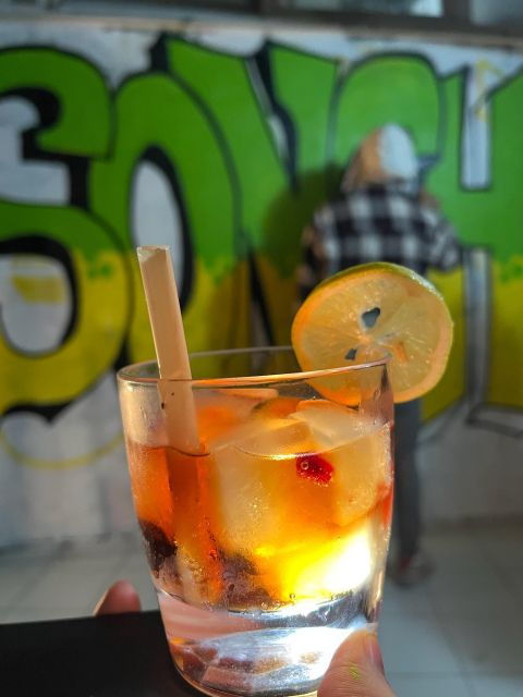 do-graffiti-and-drink-cocktails-sip-and-spray-with-locals