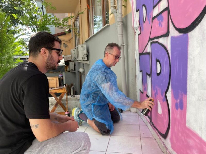 do-graffiti-and-drink-cocktails-sip-and-spray-with-locals