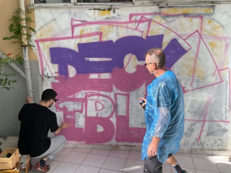 do-graffiti-and-drink-cocktails-sip-and-spray-with-locals