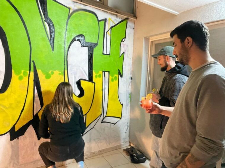 do-graffiti-and-drink-cocktails-sip-and-spray-with-locals