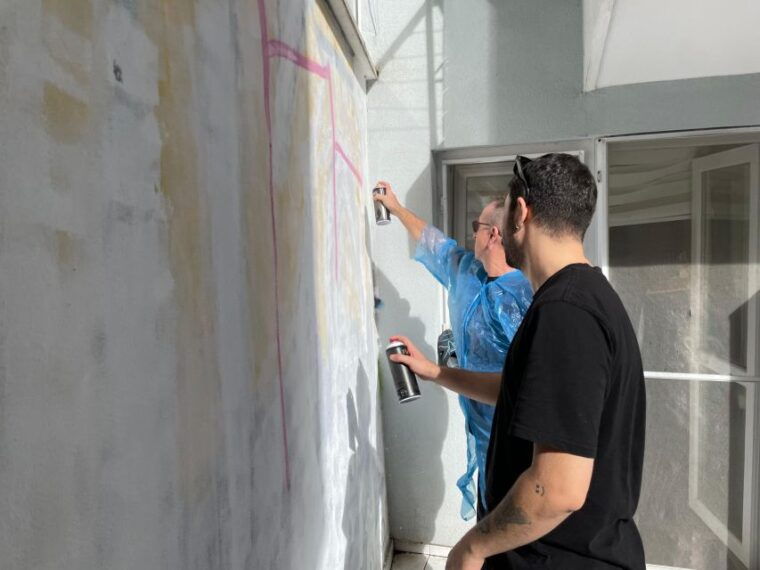 do-graffiti-and-drink-cocktails-sip-and-spray-with-locals