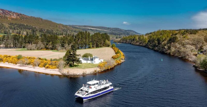 dochgarroch-caledonian-canal-and-loch-ness-50min-cruise
