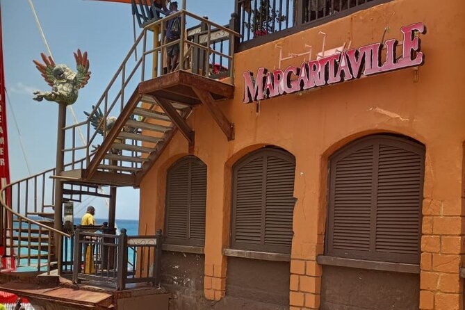 doctors-cave-beach-and-shopping