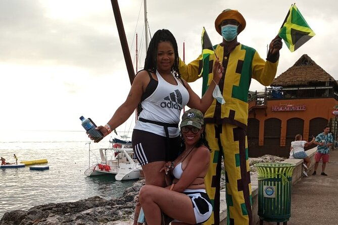 doctors-cave-beach-and-shopping