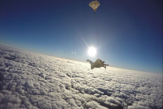 double-parachute-jump-experience-in-boituva-with-private-transport-skydiving