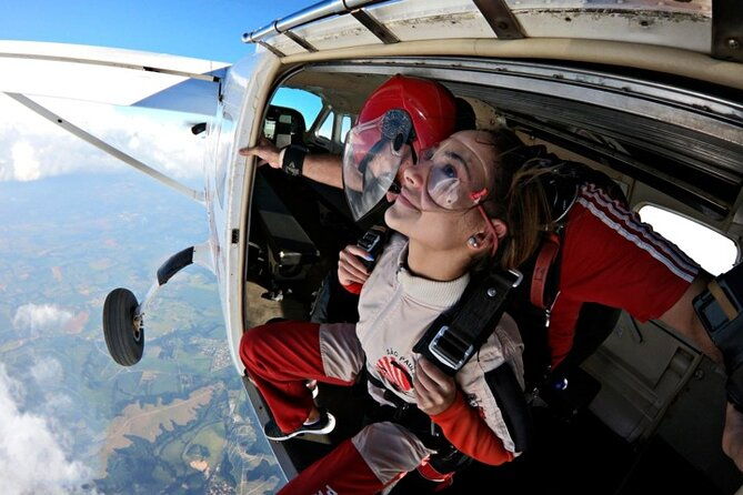 double-parachute-jump-experience-in-boituva-with-private-transport-skydiving