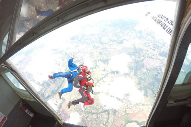 double-parachute-jump-experience-in-boituva-with-private-transport-skydiving