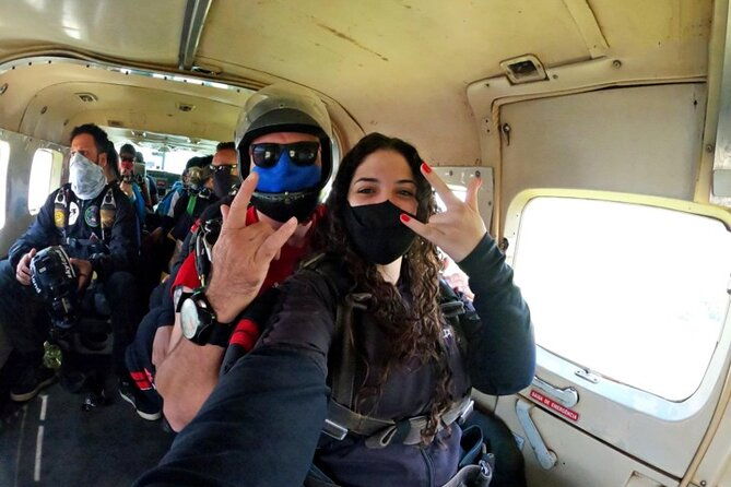 double-parachute-jump-experience-in-boituva-with-private-transport-skydiving
