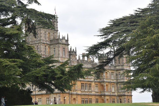 downton-abbey-and-village-coach-tour-from-london