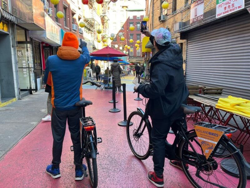 downtown-bike-tour-with-stylish-dutch-bikes-2