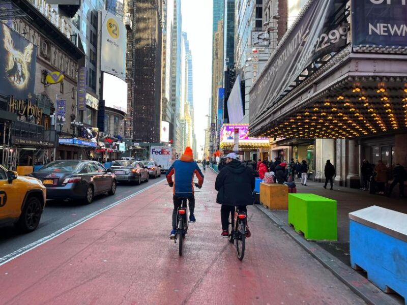 downtown-bike-tour-with-stylish-dutch-bikes-2