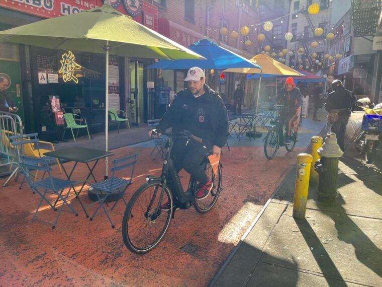 downtown-bike-tour-with-stylish-dutch-bikes-2
