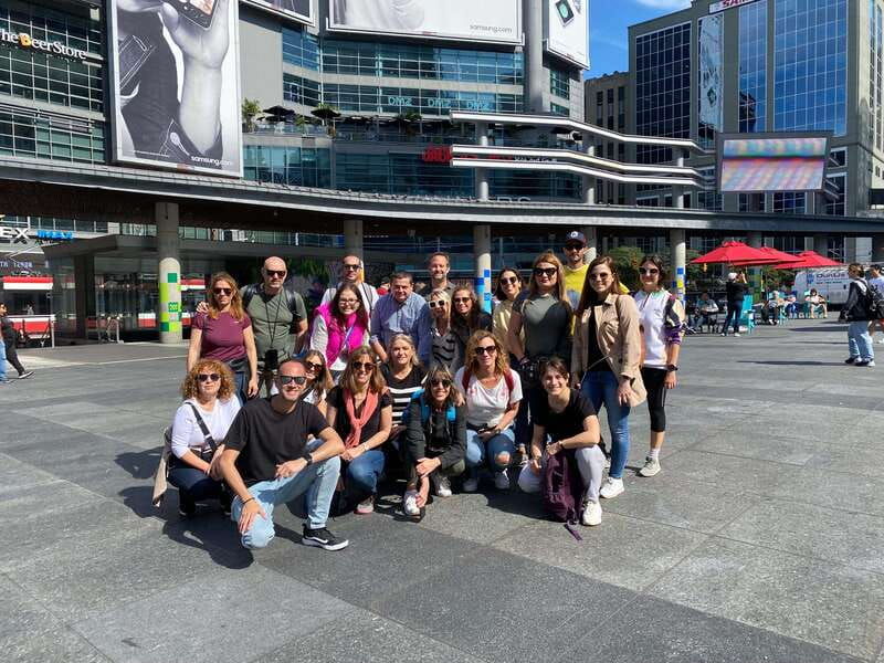 downtown-toronto-walking-tour-experience-english-spanish